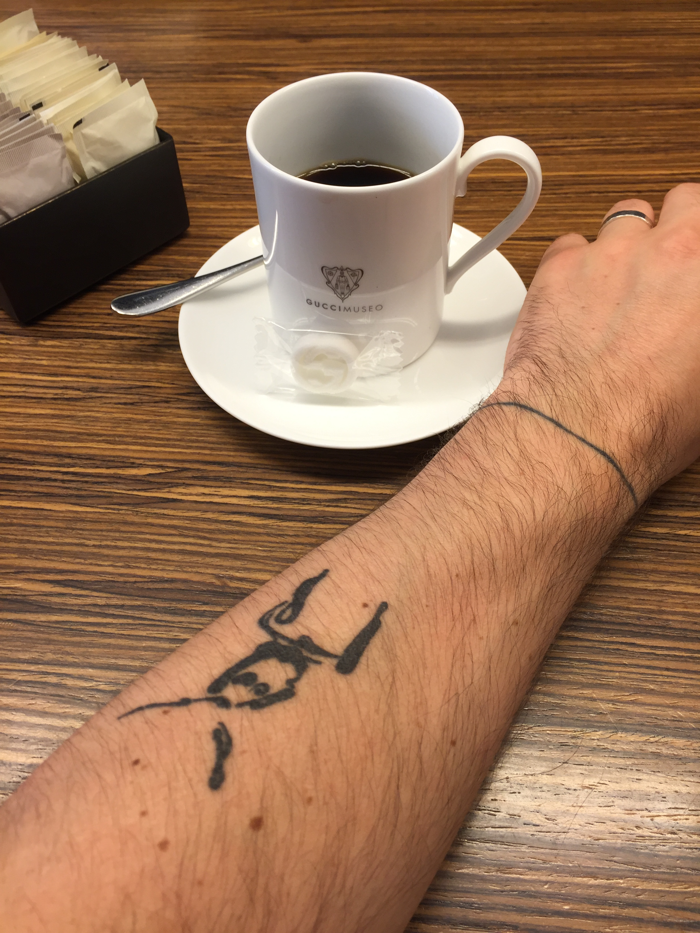 Gucci Café con tattoo